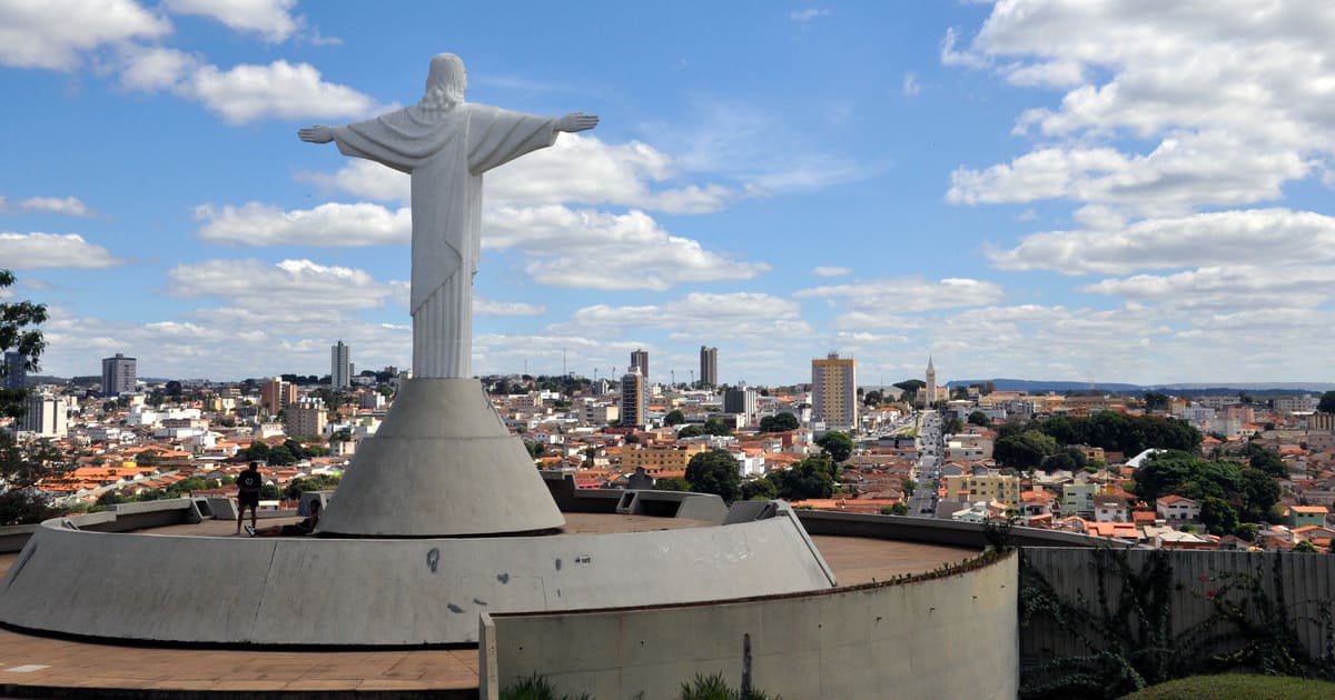 Foto do Cristo da cidade, representando como abrir empresa em Araxá