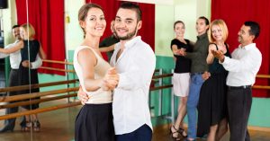 foto de várias pessoas dançando, representando como abrir uma escola de dança