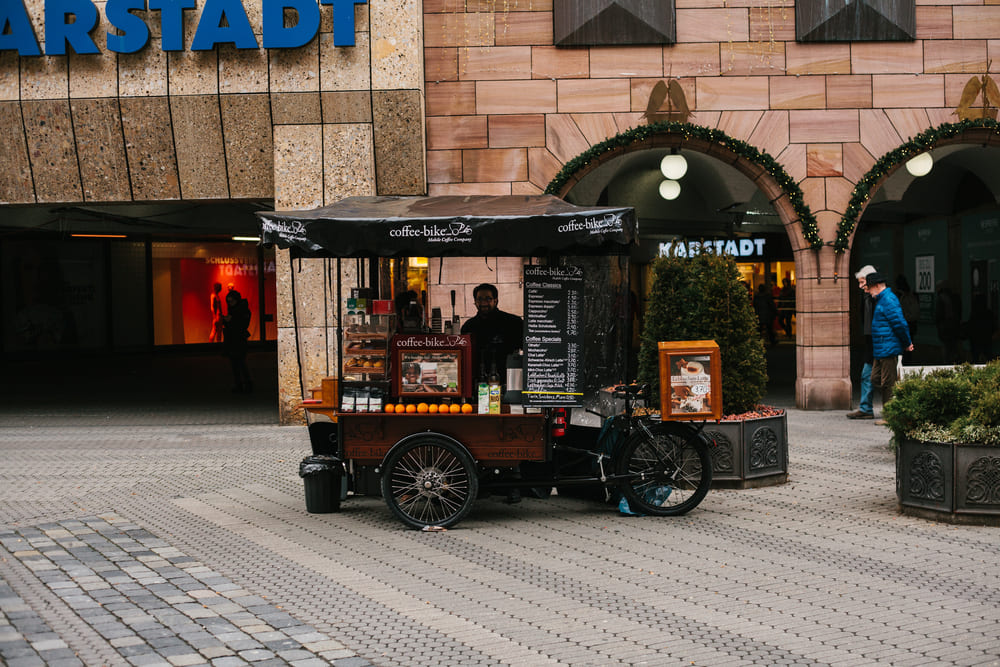 Foto de um carrinho de comida em uma via pública, representando como abrir um comércio ambulante