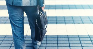 foto de um homem de terno andando com uma maleta na mão, representando como empreender em santos