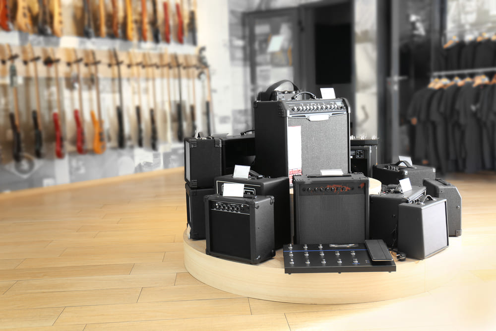 Foto de uma loja com alguns amplificadores, representando como abrir uma loja de instrumentos musicais