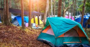 foto de várias barracas, representando como montar um camping