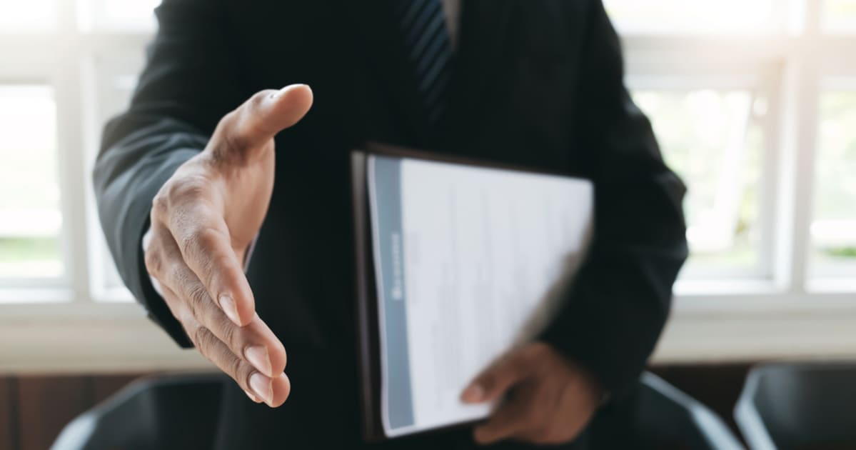 foto de um homem dando a mão para cumprimentar, representando as dicas para contratar colaboradores
