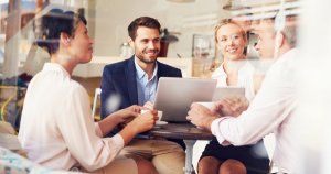 foto de quatro pessoas conversando, representando empreender em mogi das cruzes