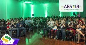 foto de participantes do evento no auditório, representando o sucesso do ABS18