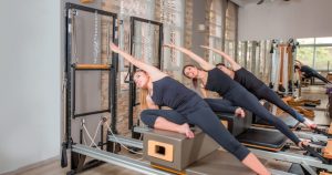 foto de três mulheres fazendo exercício, representando como abrir um estúdio de pilates