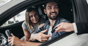 foto de duas pessoas dentro de um carro, representando como abrir uma locadora de veículos