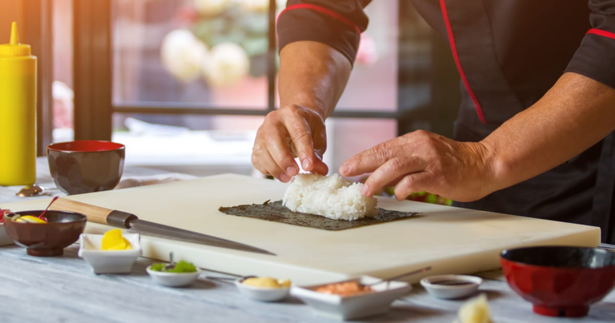 foto de um homem preparando uma comida japonesa, representando como abrir uma temakeria