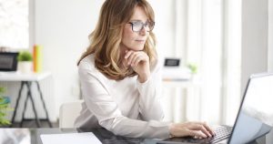 foto de uma mulher mexendo em um notebook, representando empreender em jarinu