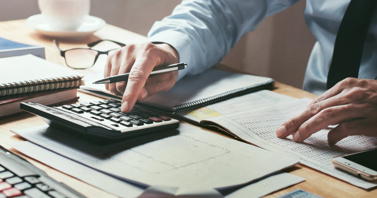 foto de um homem mexendo em uma calculadora, representando empreender em luziânia