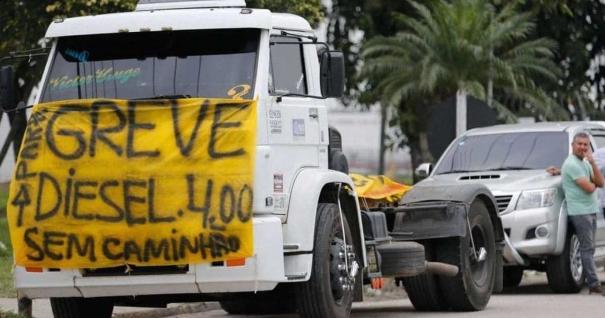 foto de um caminhão com faixa a frente, representando a greve dos caminhoneiros