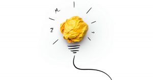 ilustração de uma lâmpada feita de papel amassado, representando a inovação e criatividade
