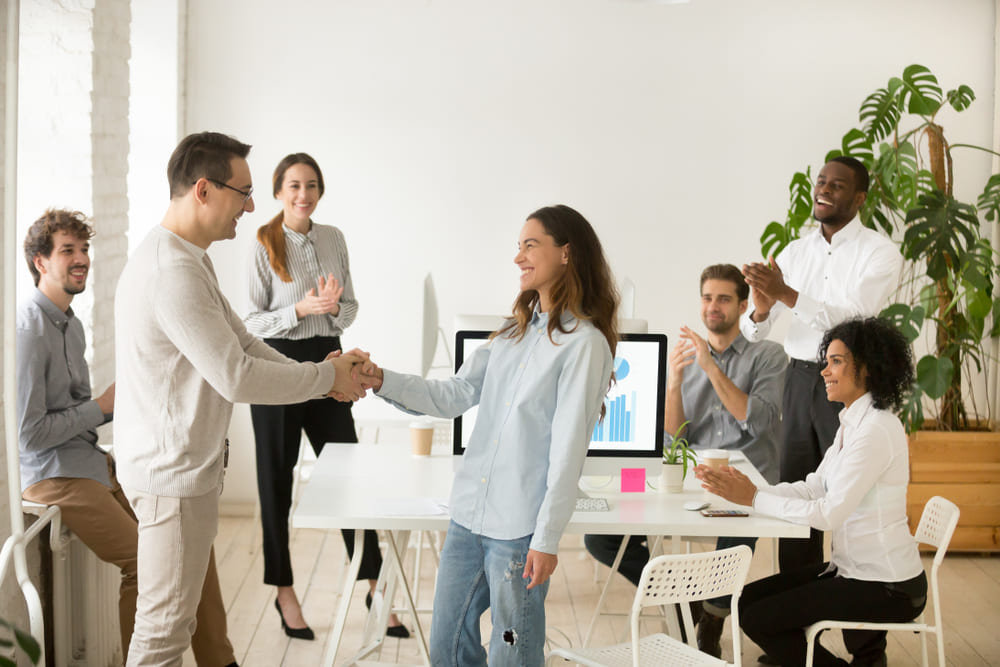 Foto de pessoas em um escritório, representando como ser uma pessoa melhor no trabalho