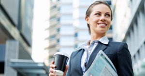 foto de uma mulher com roupa social, segurando um copo de café, representando empreender em januária