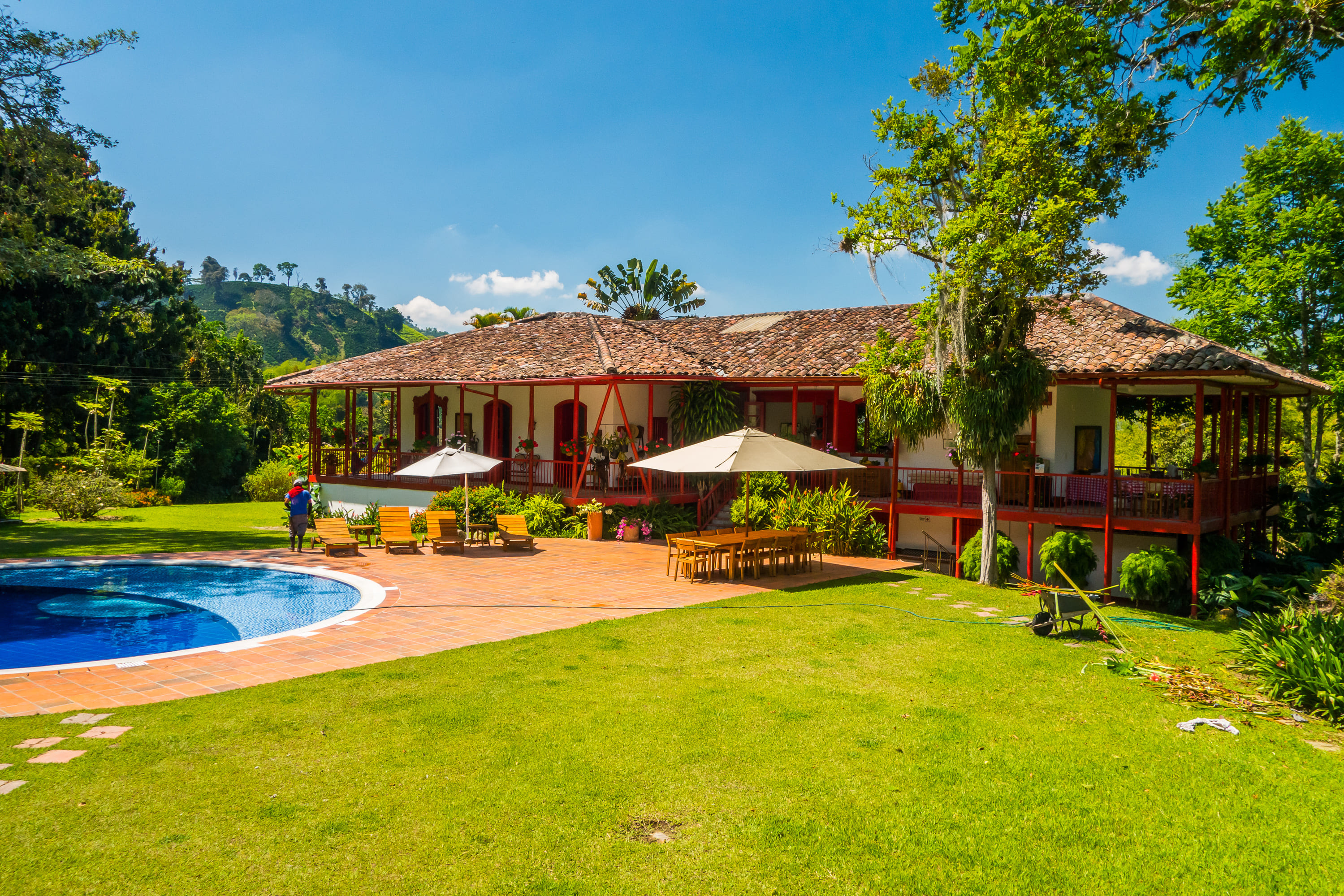 Imagem que mostra uma casa e uma piscina bem estruturada para inspirar quem quer abrir um Hotel Fazenda