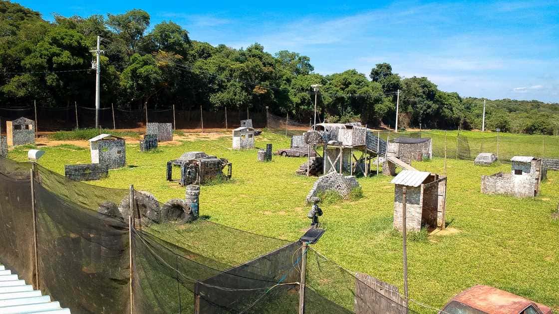 Vista de um campo de paintball