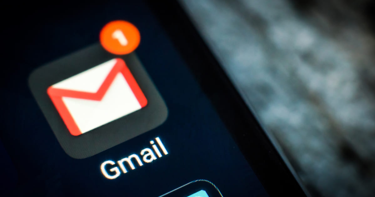foto da tela de um celular com notificação no email, representando os plugins do Gmail