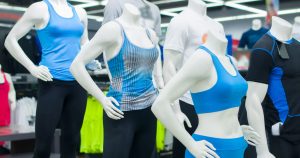 Imagem de manequins com roupas esportivas depois que o empreendedor buscou como abrir uma loja de con