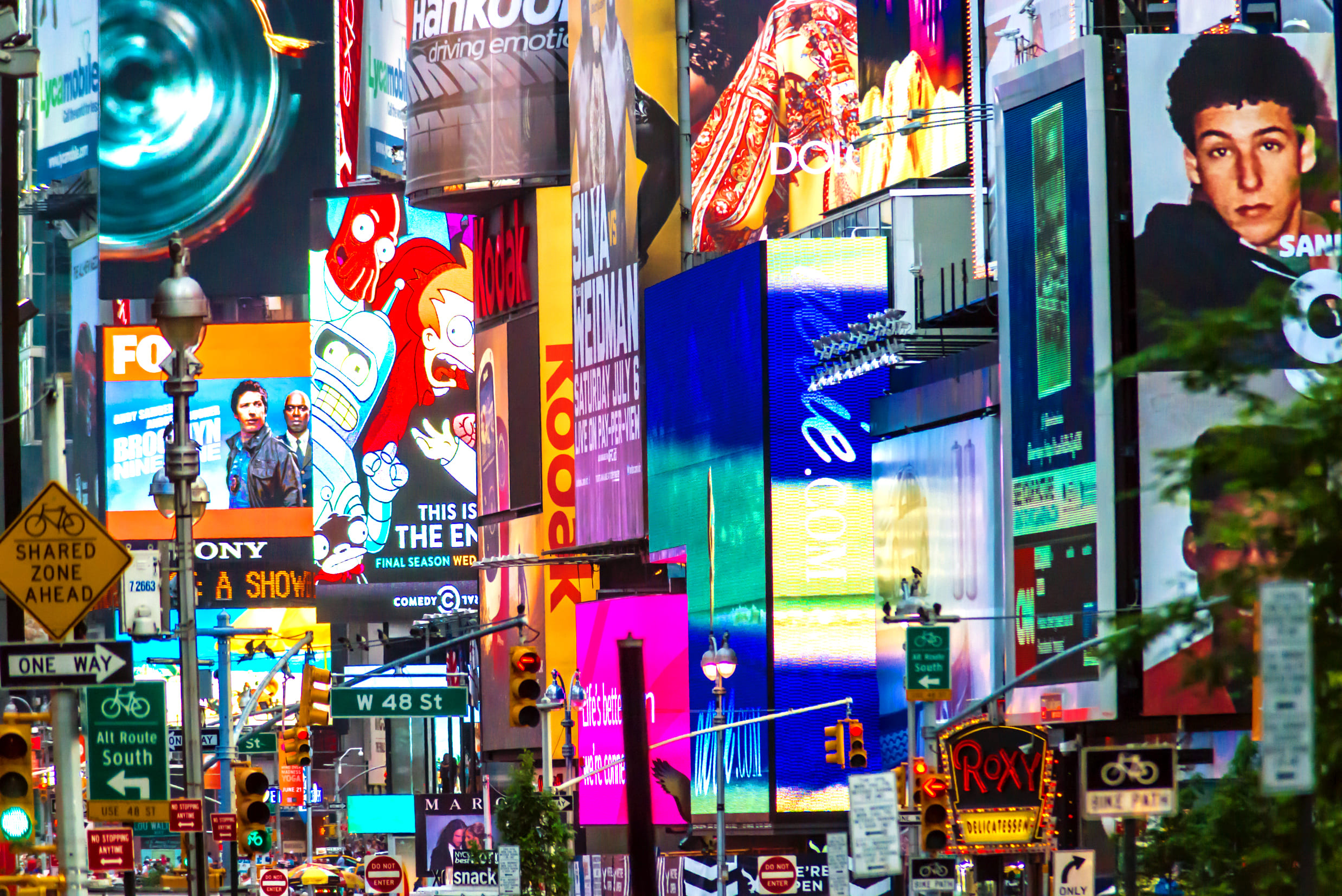 Imagem da Times Square em Nova York para ilustrar a importância da publicidade no dia a dia do consumidor e assim, motivar o empreendedor que deseja abrir uma agência de publicidade