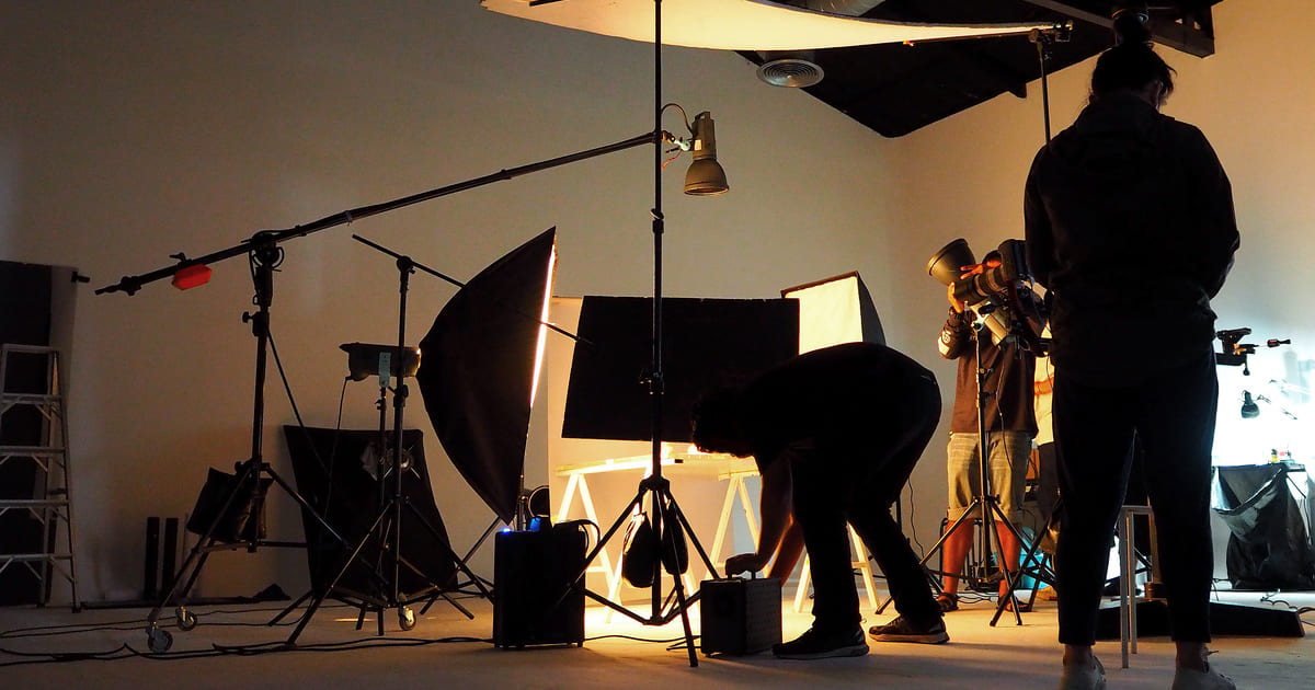 Imagem de uma equipe de filmagem de um empreendedor que desejou montar um serviço de locação de equipamentos de filmagem