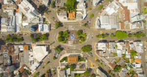 foto aérea de praça principal da cidade, representando como abrir empresa em Erechim