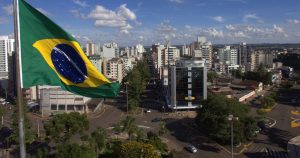 foto de bandeira do brasil e cidade ao fundo, representando a contabilidade em erechim