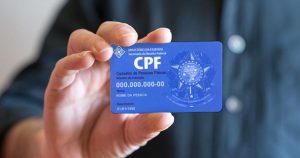 foto de uma pessoa segurando um cartão, representando a regularização de CPF irregular