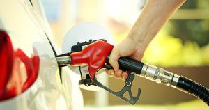 Imagem de uma pessoa abastecendo um carro para remeter quem deseja abrir posto de combustível