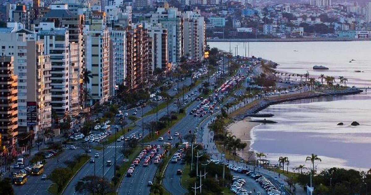 Foto de avenida principal da cidade, representando como abrir empresa em Florianópolis