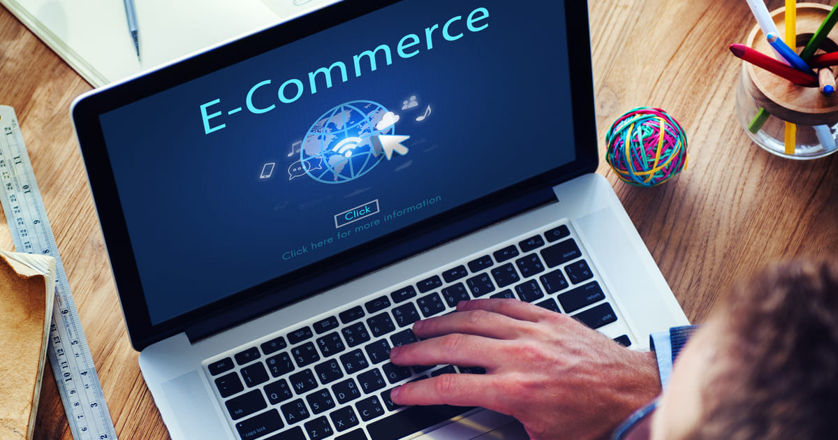 Imagem de um computador escrito e-commerce para remeter ao texto e motivar o empreendedor montar um serviço de software para e-commerce