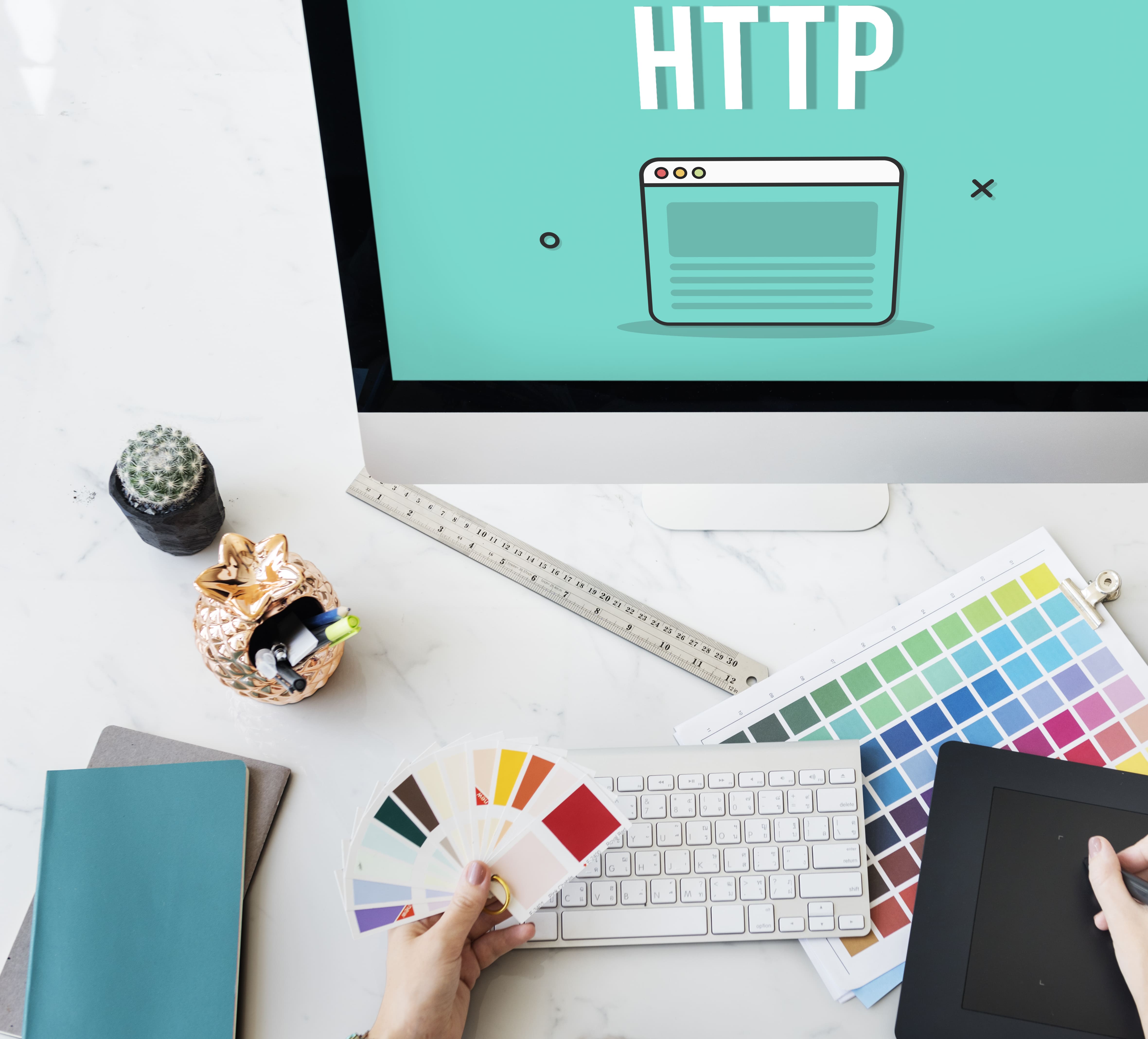 Imagem de um computador e algumas opções de cores para remeter ao empreendedor que deseja montar um serviço de criação de website