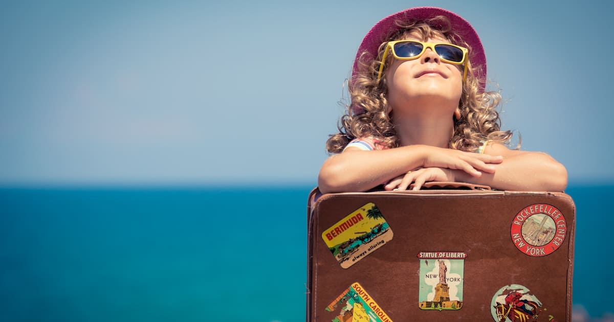 Imagem de uma criança com malas para inspirar ao empreendedor que deseja montar uma colônia de férias