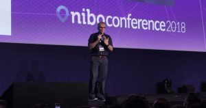 foto de bernardinho palestrando no evento nibo conference