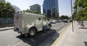 Imagem de um veículo na rua para remeter a matéria que aborda como abrir uma empresa de transporte de valores