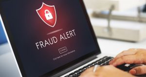 Imagem de um computador com alerta de fraude para remeter ao empreendedor que deseja proteger o seu e-commerce de fraudes