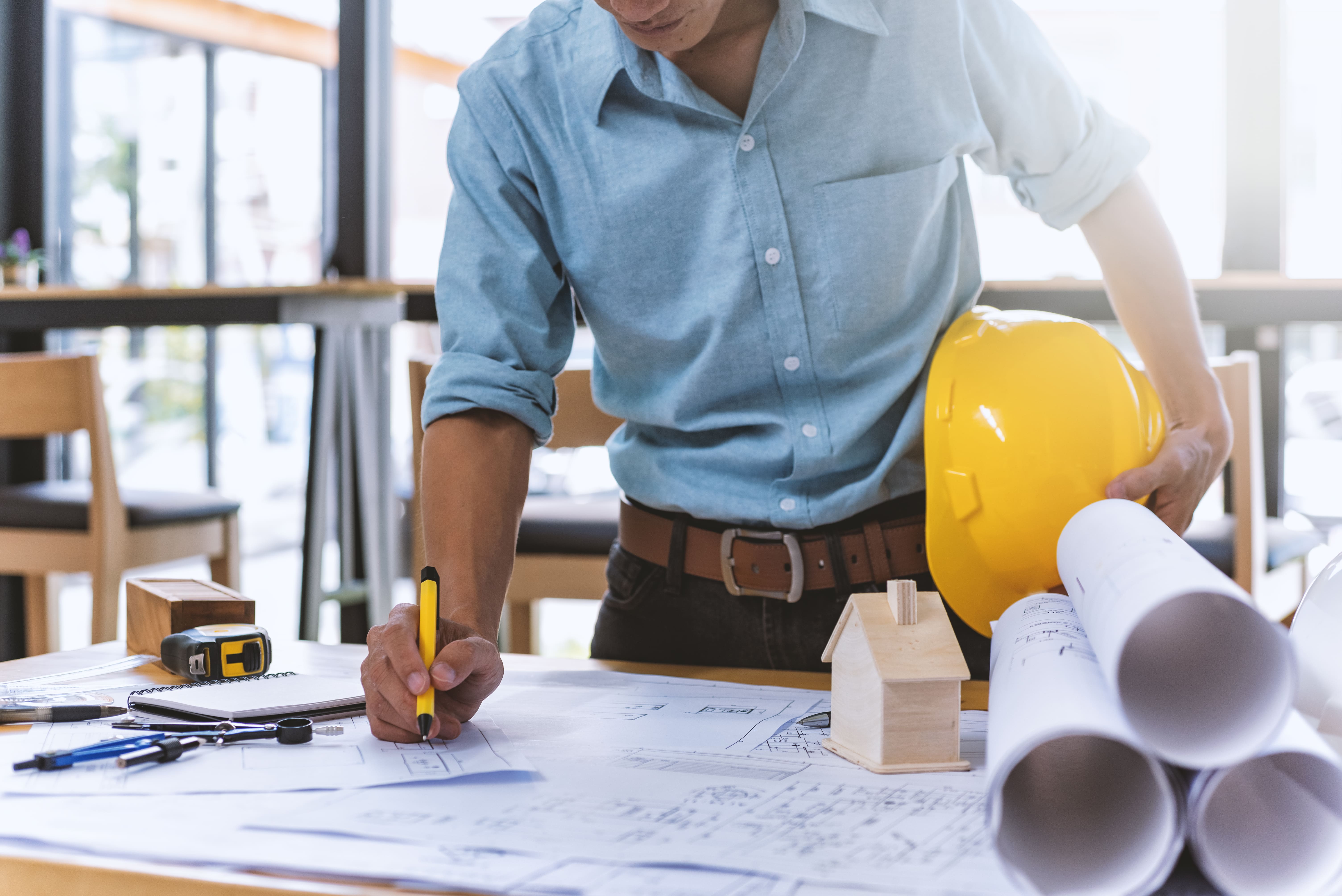 Seven Contabilidade - Serviços Contábeis Quer abrir empresa de ferramentas para construção civil? Confira aqui! 1 Imagem de um profissional trabalhando para remeter ao empreendedor que deseja abrir empresa de ferramentas para construção civil