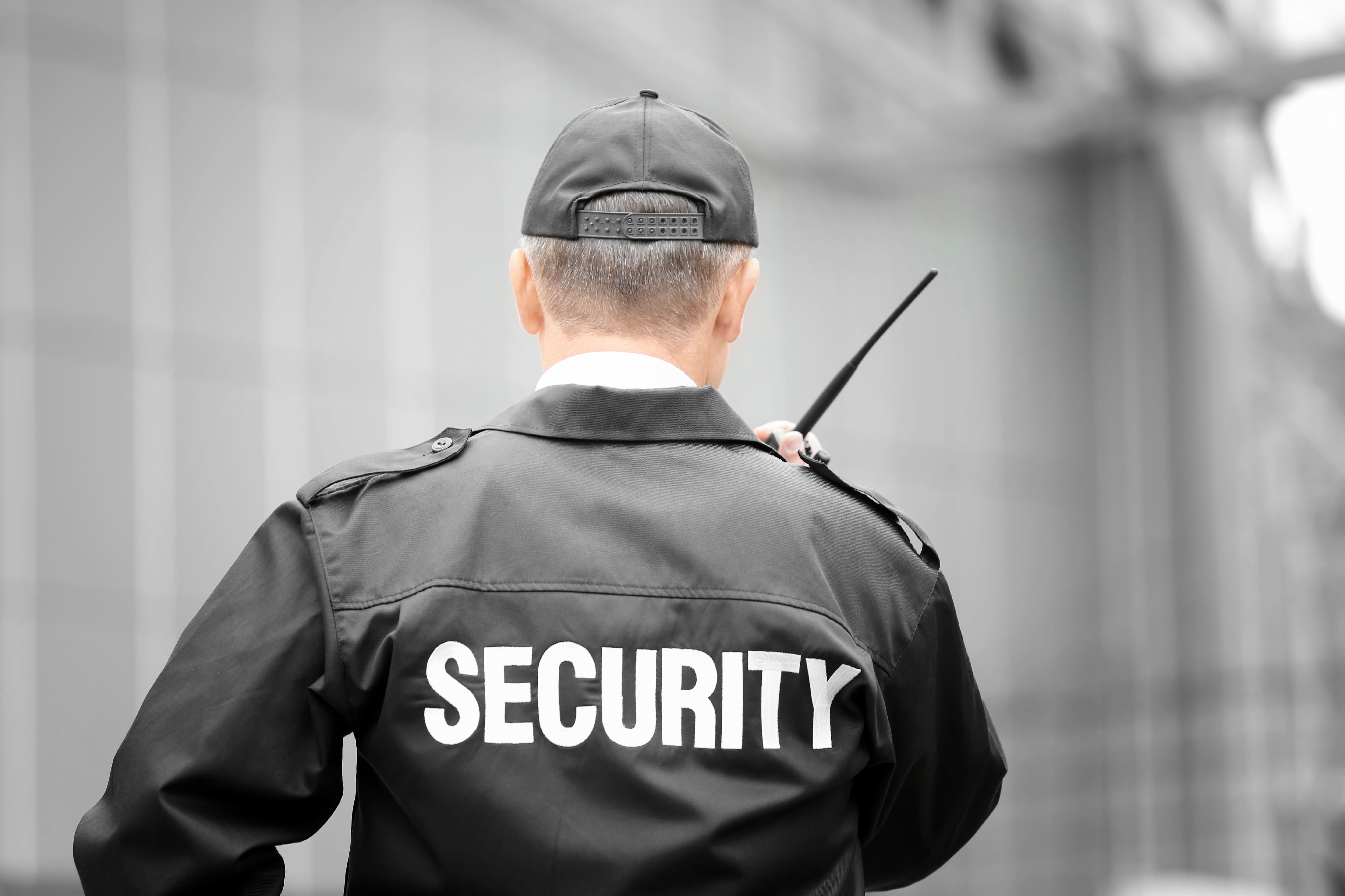 Imagem de um segurança para inspirar quem deseja abrir uma empresa de vigilância patrimonial