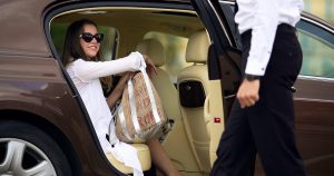 Imagem de uma mulher saindo de um carro para inspirar o empreendedor que deseja montar um serviço de transfers