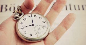 Imagem de um relógio na mão para remeter quem como organizar o tempo no trabalho