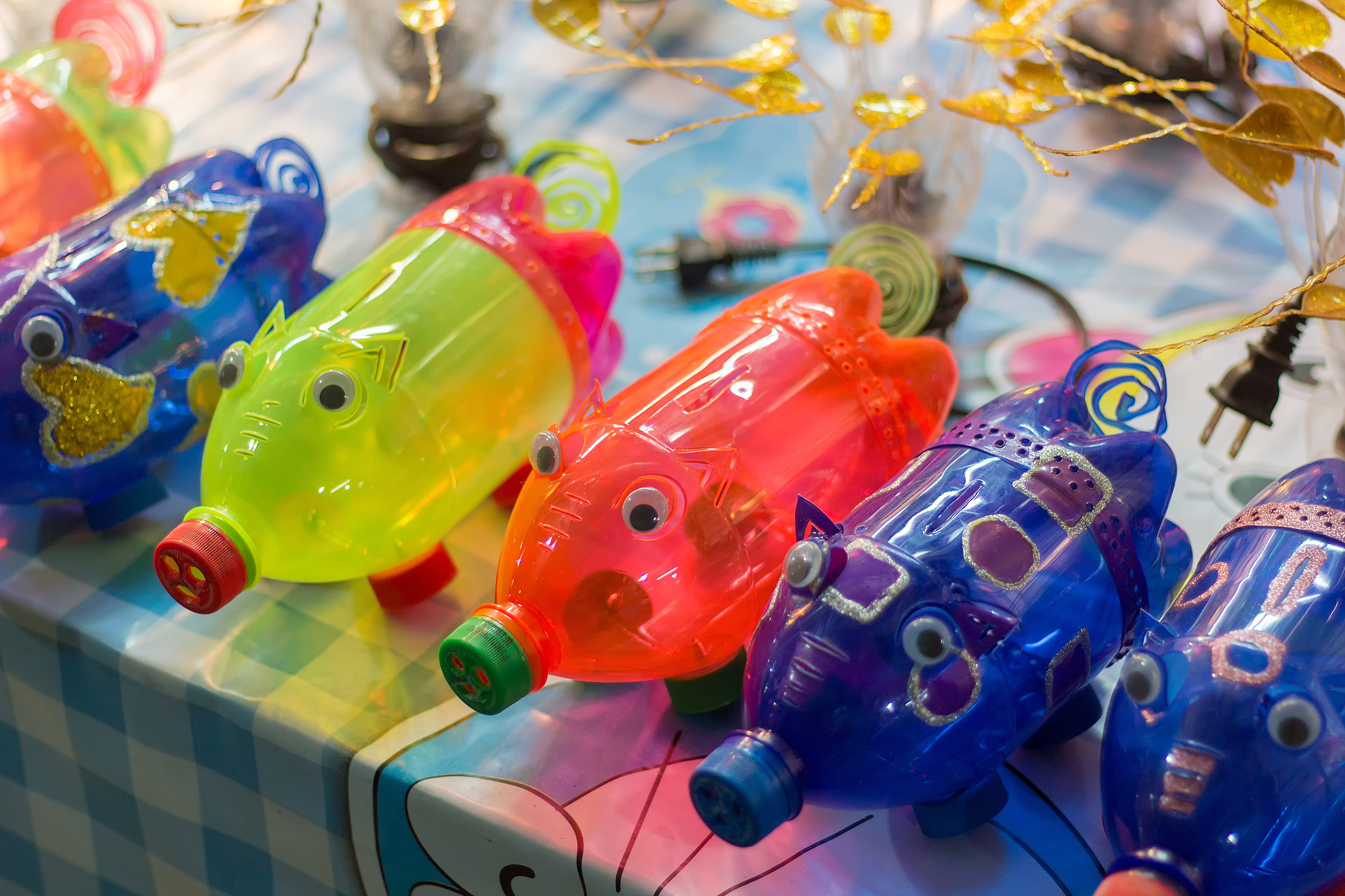 Imagem de brinquedos reciclados para remeter quem deseja saber como abrir uma empresa de produtos reciclados