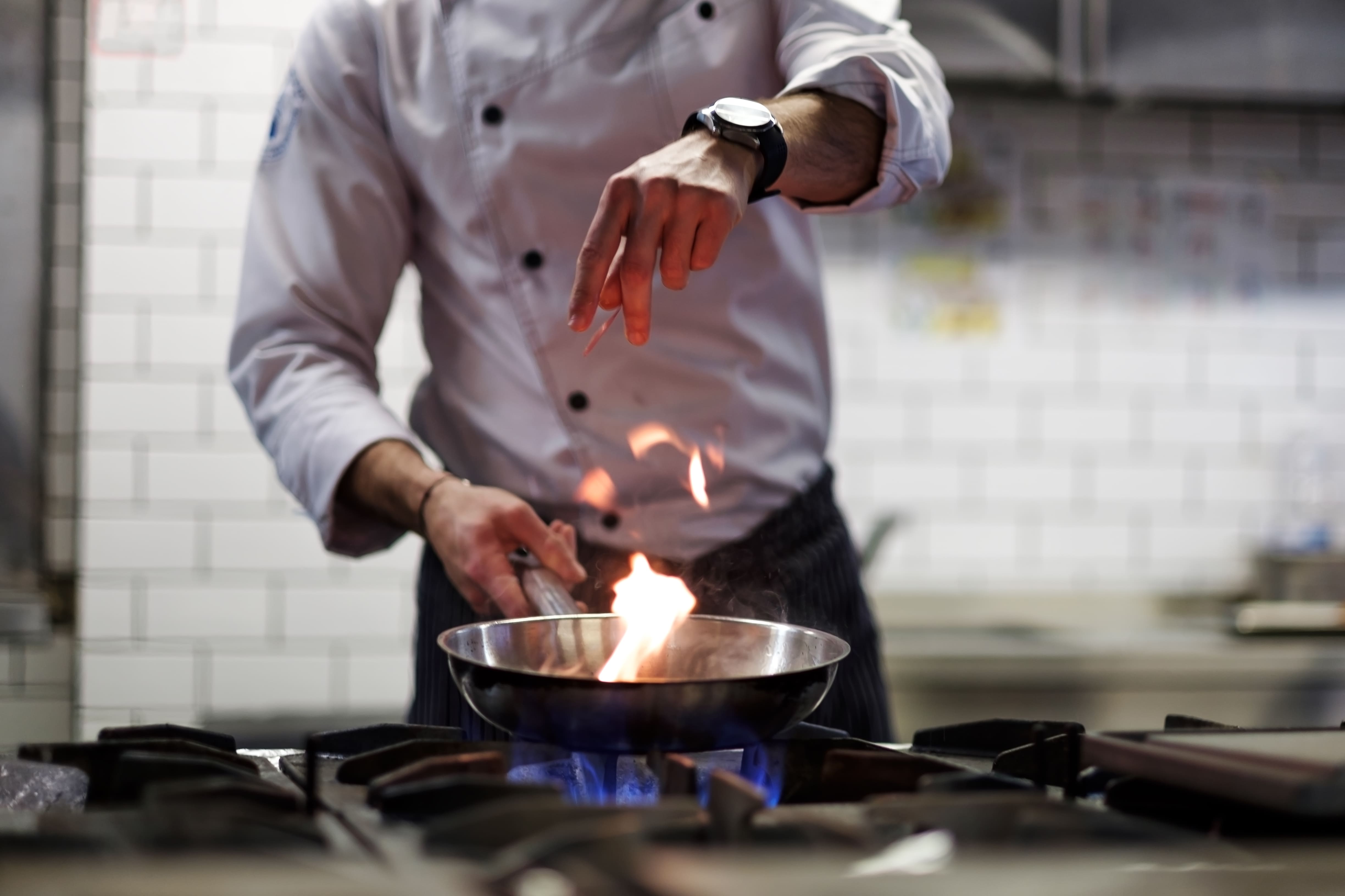 Imagem de um professor cozinhando para remeter ao texto que mostra dicas sobre como abrir uma escola de culinária gourmet