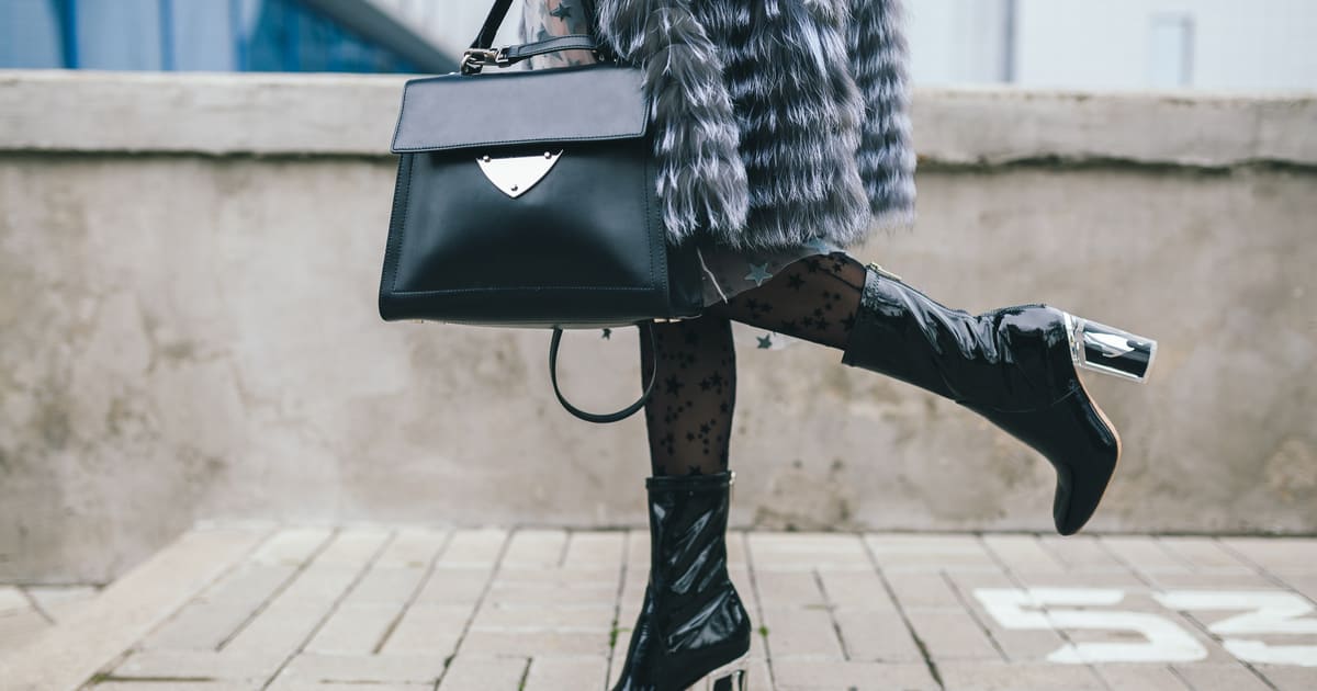 Imagem de uma mulher com usando dois produtos para inspirar quem deseja abrir uma loja de bolsas e calçados