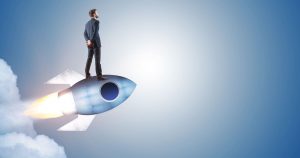 Imagem de um empreendedor em cima de um foguete para remeter ao avanço e ao texto que fala sobre as associações comerciais