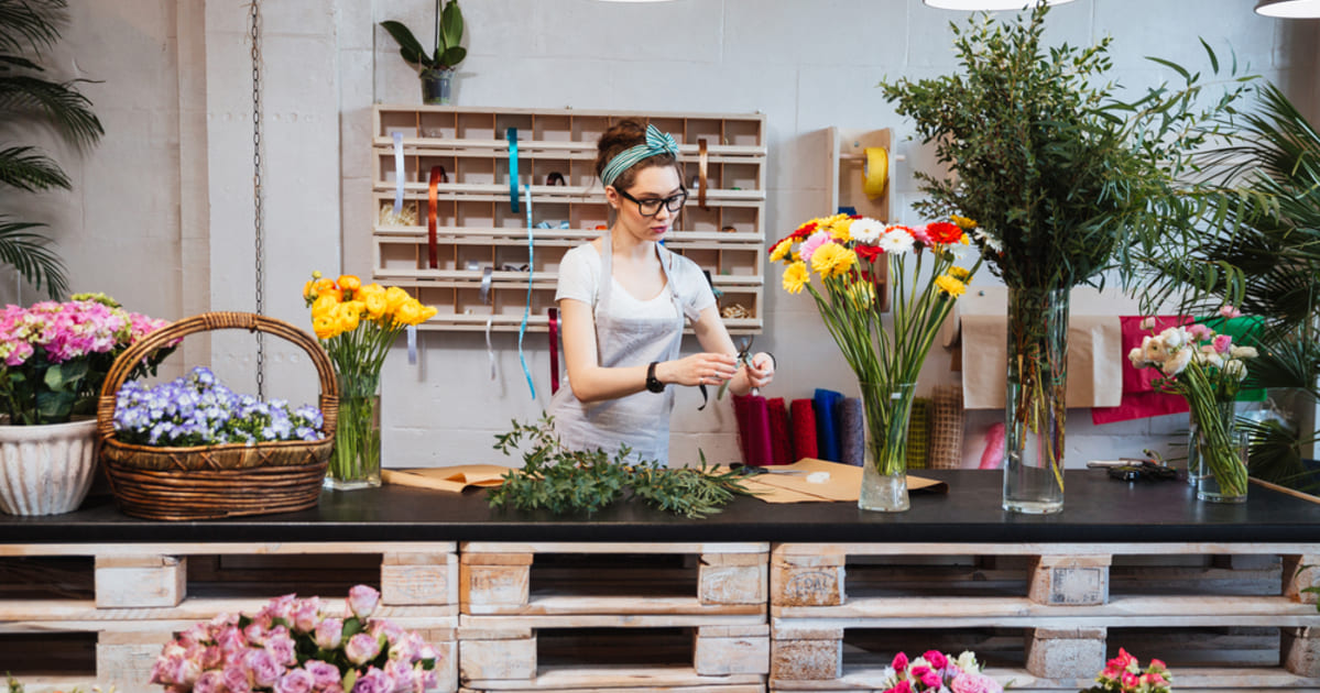 Imagem de uma mulher trabalhando em uma floricultura representando a contabilidade para floriculturas
