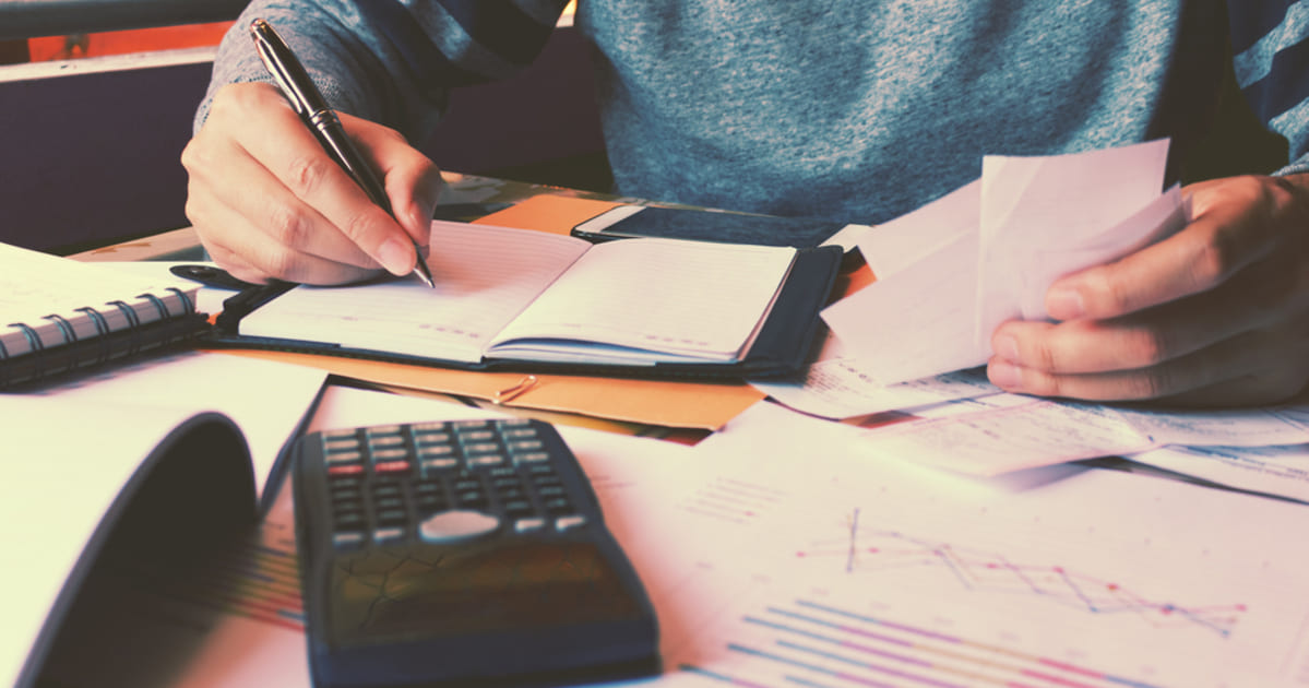 Imagem com um empreendedor calculando as finanças de sua empresa, representando como empreender na móoca