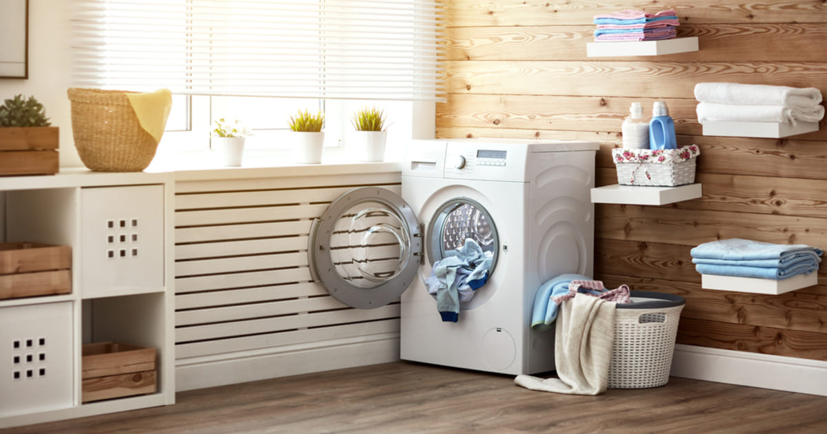imagem com uma máquina de lavar dentro de uma lavanderia, representando a contabilidade para lavanderias