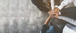 foto de pessoas com as mãos juntas, representando o sucesso ao empreender em santana