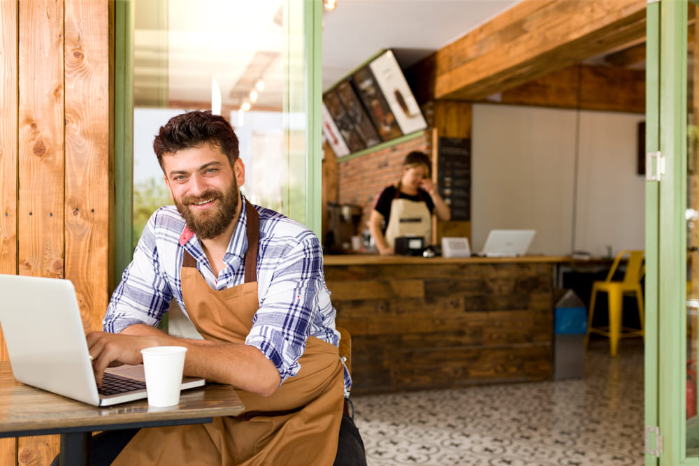 foto de um homem em frente a um café, representando como abrir uma mei