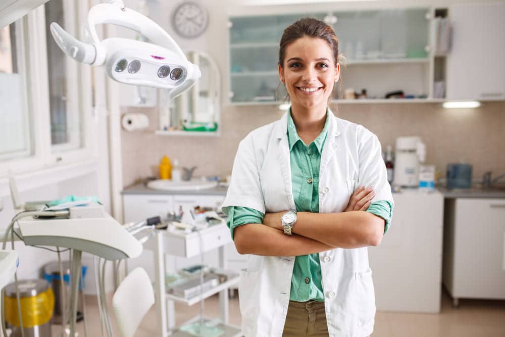 foto de uma dentista no consultório, representando a dúvida se dentista pode ser mei