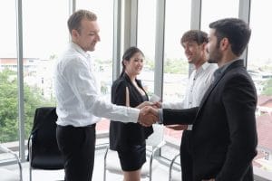 Foto de pessoas apertando as mãos, representando como empreender em araraquara